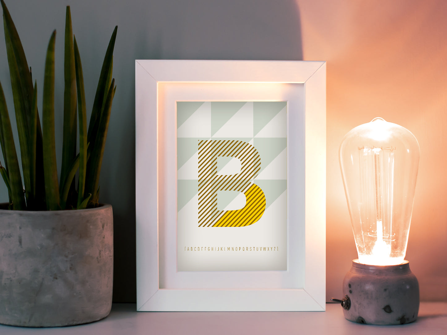 Postkarte Buchstaben B, ABC Karte, Alphabet, Grußkarte, Initial Postkarte als persönliches Geschenk und Wohndeko. Mit leuchtenden Farben und dem Spiel mit Formen im Hintergrund eignen sich die Buchstaben-Postkarten perfekt, um mit dem jeweiligen Anfangsbuchstaben dem Geburtstagskind zu gratulieren, als kleiner Dank oder z.B. als Buchstabengirlande für die ganz großen Momente im Leben.