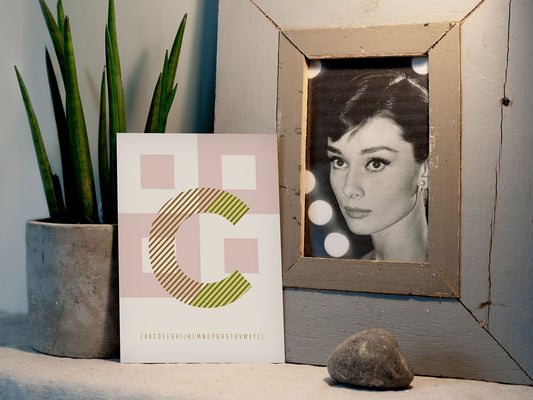 Postkarte Buchstaben A, ABC Karte, Alphabet, Grußkarte, Initial Postkarte als persönliches Geschenk und Wohndeko. Mit leuchtenden Farben und dem Spiel mit Formen im Hintergrund eignen sich die Buchstaben-Postkarten perfekt, um mit dem jeweiligen Anfangsbuchstaben dem Geburtstagskind zu gratulieren, als kleiner Dank oder z.B. als Buchstabengirlande für die ganz großen Momente im Leben.