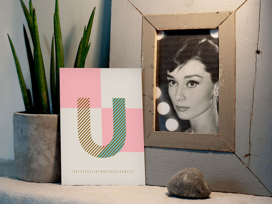 Postkarte Buchstaben U, ABC Karte, Alphabet, Grußkarte, Initial Postkarte als persönliches Geschenk. Mit leuchtenden Farben und dem Spiel mit Formen im Hintergrund eignen sich die Buchstaben-Postkarten perfekt, um mit dem jeweiligen Anfangsbuchstaben dem Geburtstagskind zu gratulieren, als kleiner Dank oder z.B. als Buchstabengirlande für die ganz großen Momente im Leben.
