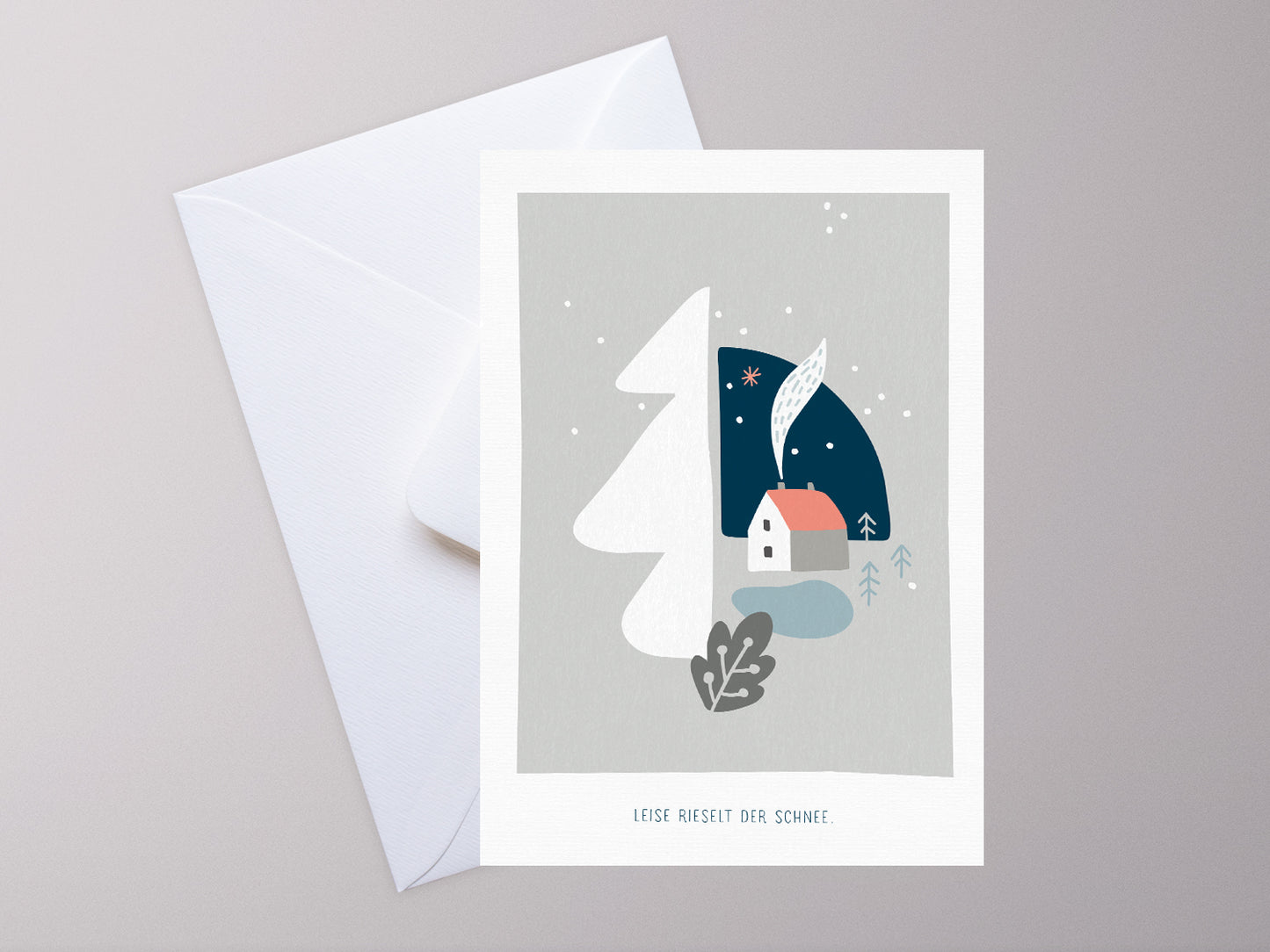 Weihnachtskarte im Scandi Nordic Stil als kleiner Postkartengruß, illustriert mit einer ruhigen, verschneiten Winterlandschaft und dem Spruch »Leise rieselt der Schnee«, in sanften Pastellfarben. Durch die gedeckten Pastelltöne und minimalistischem Nordic Design zaubert diese Weihnachtskarte eine gemütliche Atmosphäre unter den Tannenbaum.