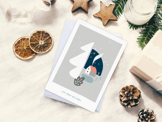 Weihnachtskarte im Scandi Nordic Stil als kleiner Postkartengruß, illustriert mit einer ruhigen, verschneiten Winterlandschaft und dem Spruch »Leise rieselt der Schnee«, in sanften Pastellfarben. Postkarte: DIN A6 Druck: 4/1-farbig, Offsetdruck Karton: Offsetkarton, 400g/qm (natürliche Haptik) Briefumschlag: weiß, nassklebend