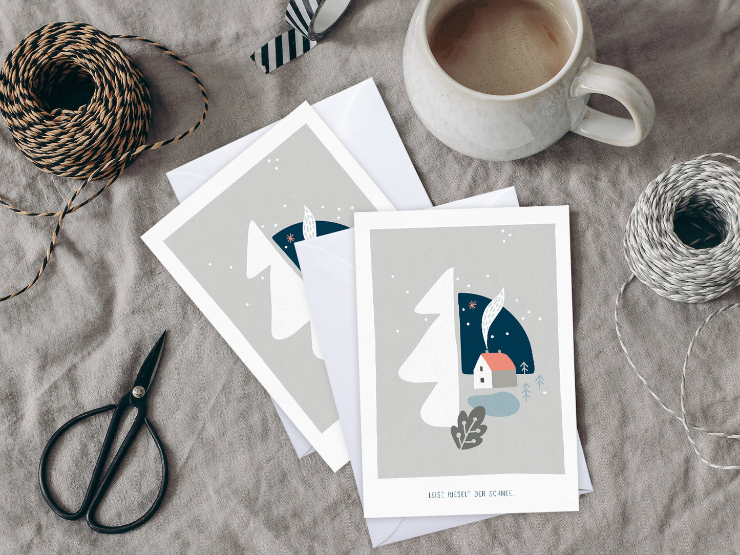 Weihnachtskarte im Scandi Nordic Stil als kleiner Postkartengruß, illustriert mit einer ruhigen, verschneiten Winterlandschaft und dem Spruch »Leise rieselt der Schnee«, in sanften Pastellfarben. Postkarte: DIN A6 Druck: 4/1-farbig, Offsetdruck Karton: Offsetkarton, 400g/qm (natürliche Haptik) Briefumschlag: weiß, nassklebend