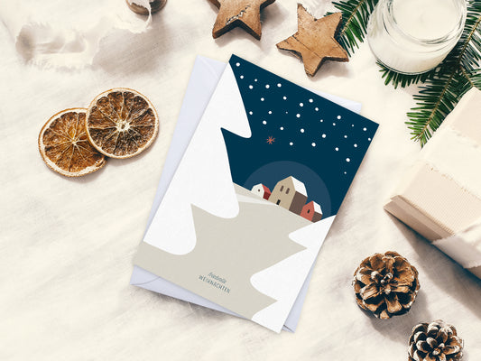 Weihnachtskarte im Scandi Nordic Stil als kleiner Postkartengruß, illustriert mit einer ruhigen, verschneiten Winterlandschaft und dem Wunsch nach "friedvollen Weihnachten". Postkarte: DIN A6 Druck: 4/1-farbig, Offsetdruck Karton: Offsetkarton, 400g/qm (natürliche Haptik) Briefumschlag: weiß, nassklebend
