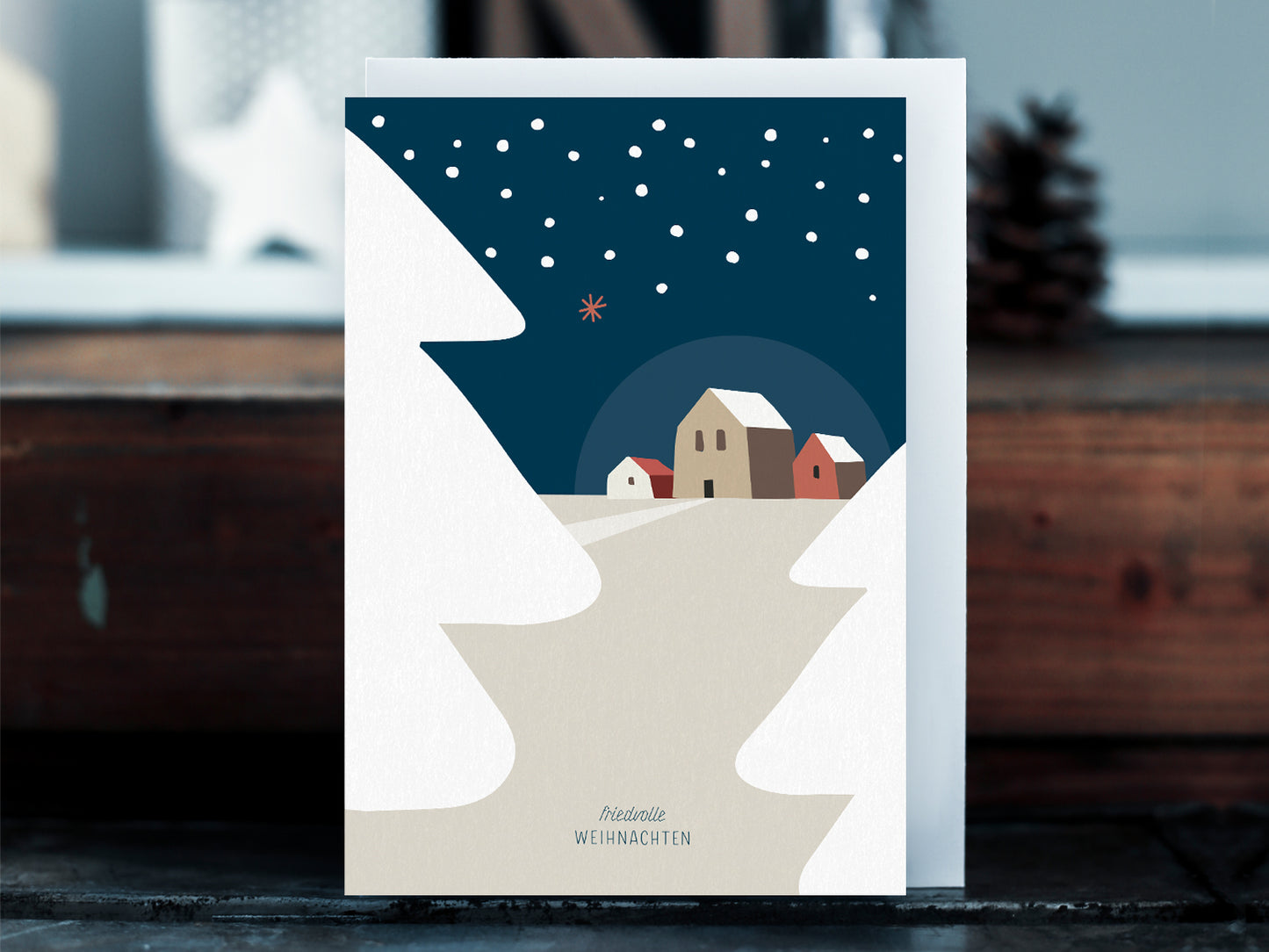 Weihnachtskarte im Scandi Nordic Stil als kleiner Postkartengruß, illustriert mit einer ruhigen, verschneiten Winterlandschaft und dem Wunsch nach "friedvollen Weihnachten". Gedeckten Pastellfarben, ein minimalistischem Nordic Design Stil. So zaubert dieser Weihnachtsgruß eine gemütliche Atmosphäre unter den Tannenbaum.
