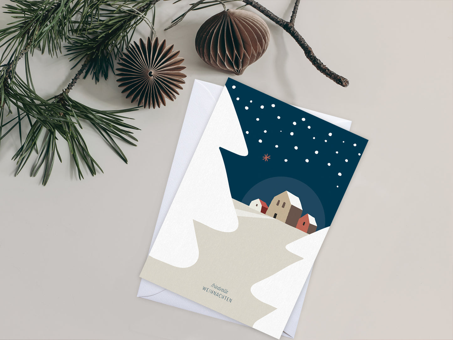 Weihnachtskarte im Scandi Nordic Stil als kleiner Postkartengruß, illustriert mit einer ruhigen, verschneiten Winterlandschaft und dem Wunsch nach "friedvollen Weihnachten". Gedeckten Pastellfarben, ein minimalistischem Nordic Design Stil. So zaubert dieser Weihnachtsgruß eine gemütliche Atmosphäre unter den Tannenbaum.