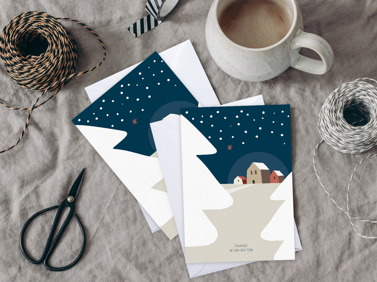 Weihnachtskarte im Scandi Nordic Stil als kleiner Postkartengruß, illustriert mit einer ruhigen, verschneiten Winterlandschaft und dem Wunsch nach "friedvollen Weihnachten". Postkarte: DIN A6 Druck: 4/1-farbig, Offsetdruck Karton: Offsetkarton, 400g/qm (natürliche Haptik) Briefumschlag: weiß, nassklebend