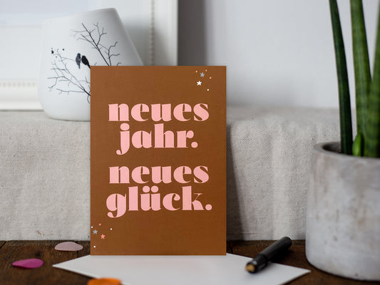 Typo Postkarte ›neues jahr. neues glück‹, Silvestergruß oder Geburtstagsgruß, Glückwunsch, Hoffnung, Typokarte