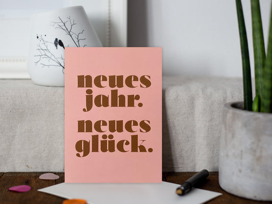 Typo Postkarte ›neues jahr. neues glück‹, Silvestergruß oder Geburtstagsgruß, Glückwunsch, Hoffnung, Typokarte