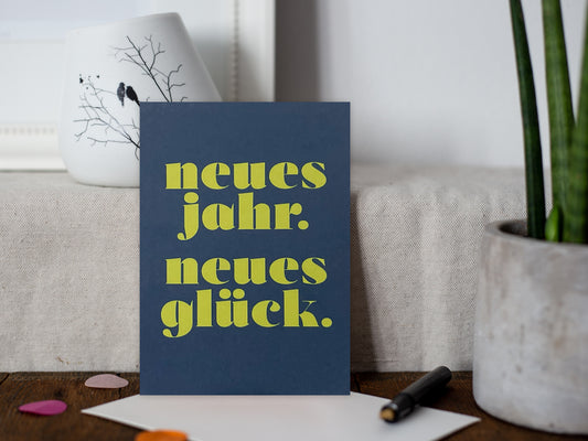 Typo Postkarte ›neues jahr. neues glück‹, Silvestergruß oder Geburtstagsgruß, Glückwunsch, Hoffnung, Typokarte