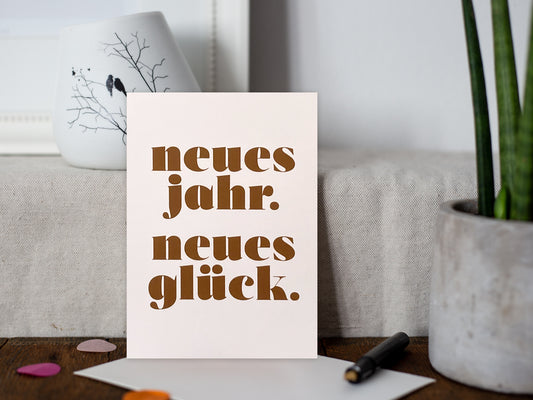 Typo Postkarte ›neues jahr. neues glück‹, Silvestergruß oder Geburtstagsgruß, Glückwunsch, Hoffnung, Typokarte