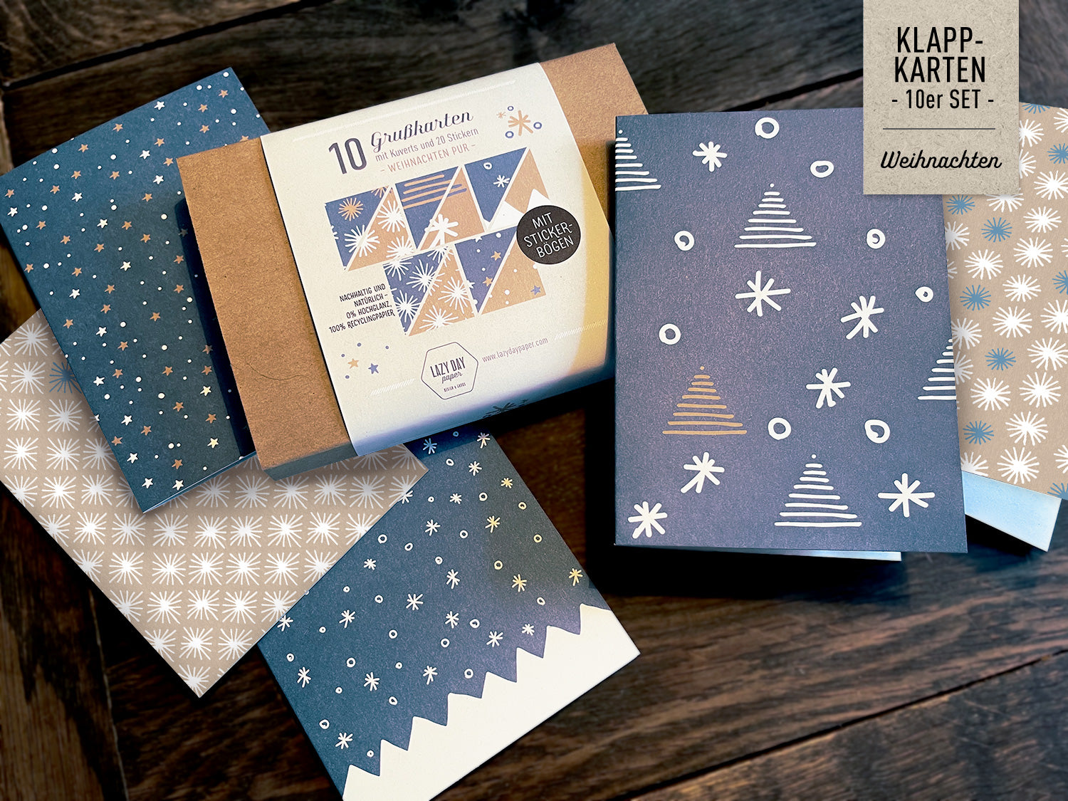10 Grußkarten mit verschiedenen Motiven in Blautönung und Kraftpapier-Optik, mit Weihnachtsstern, Tannenbaum und Winterlandschaft Grafiken... Beigelegt sind 10 passende weiße Briefkuverts mit hauchzarter Struktur und 20 Aufkleber