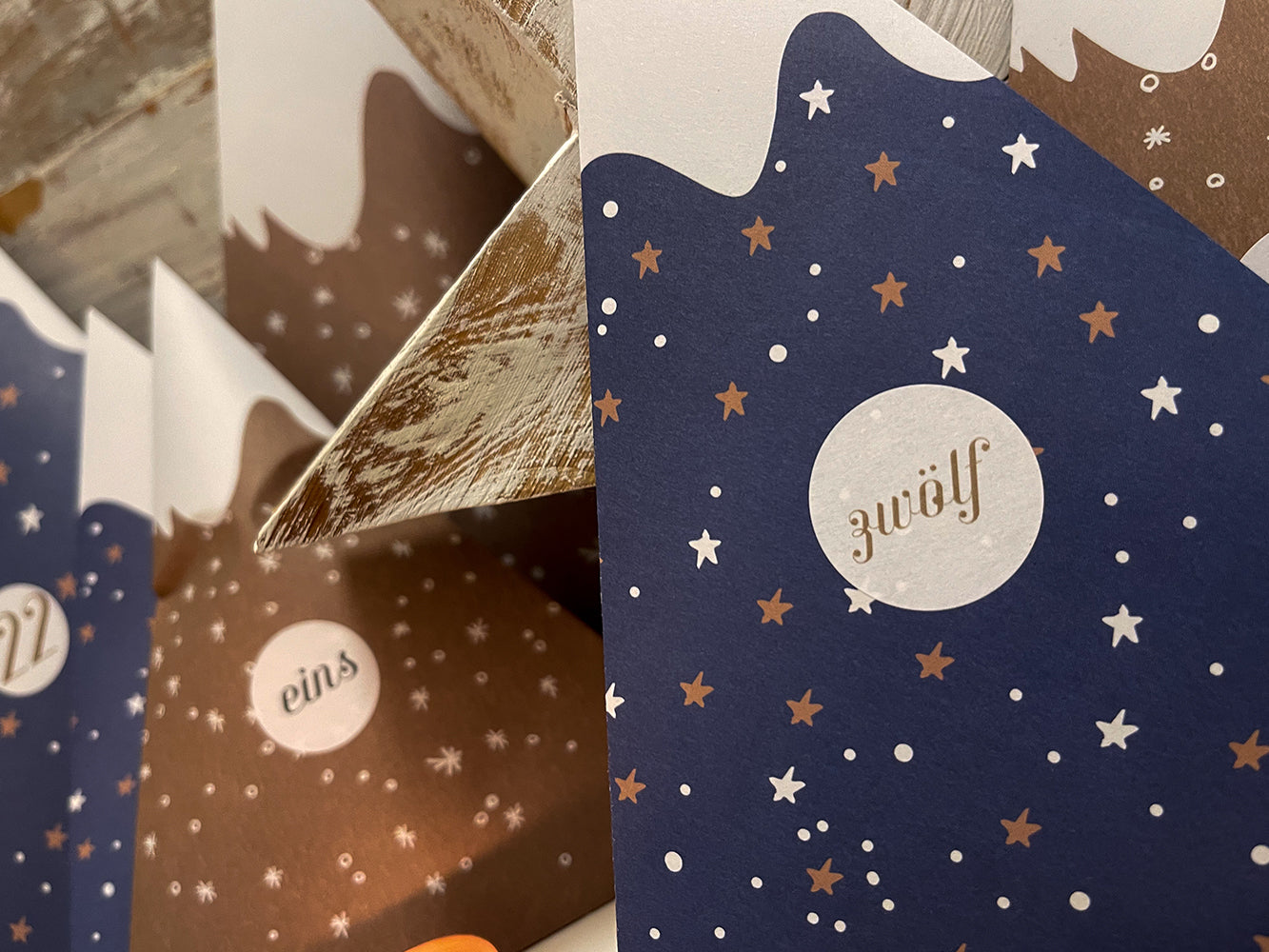 Adventskalender-Set, DIY Berge zum Selberbasteln, Dreieckstüten, Recyclingpapier, Aufkleber