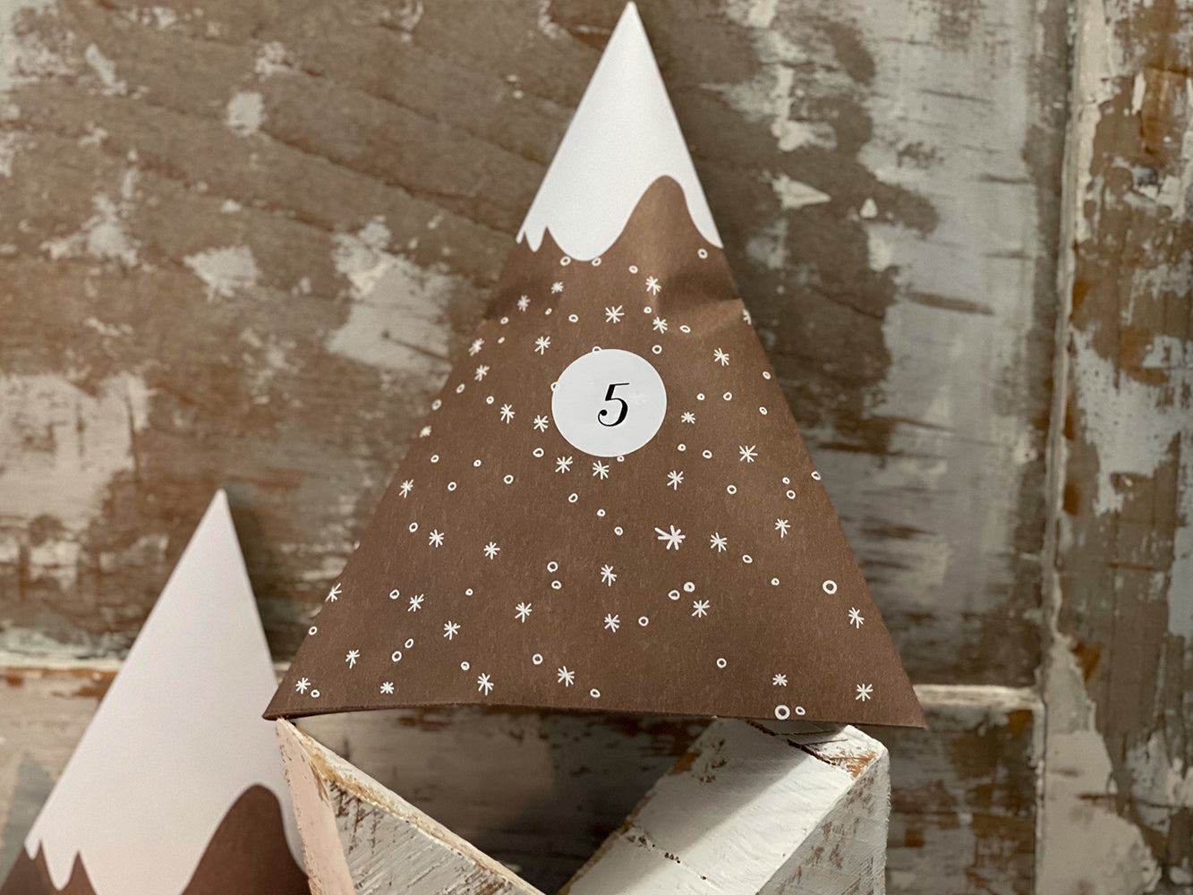 Adventskalender-Set, DIY Berge zum Selberbasteln, Dreieckstüten, Recyclingpapier, Aufkleber