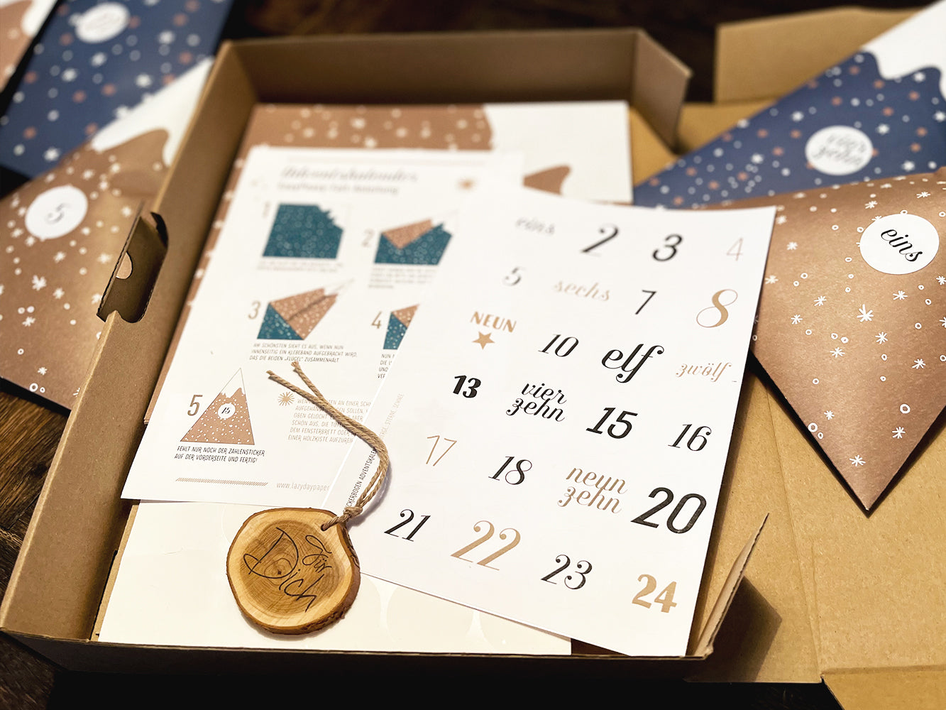 Adventskalender-Set, DIY Berge zum Selberbasteln, Dreieckstüten, Recyclingpapier, Aufkleber