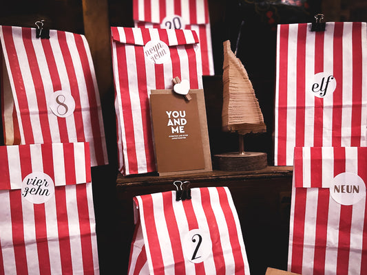 Adventskalender-Tüten-Set, rot-weiß Streifen, Aufkleber, Foldback Klammern