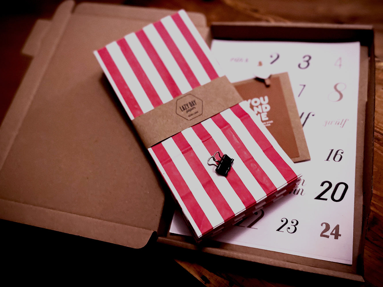 Adventskalender-Tüten-Set, rot-weiß Streifen, Aufkleber, Foldback Klammern