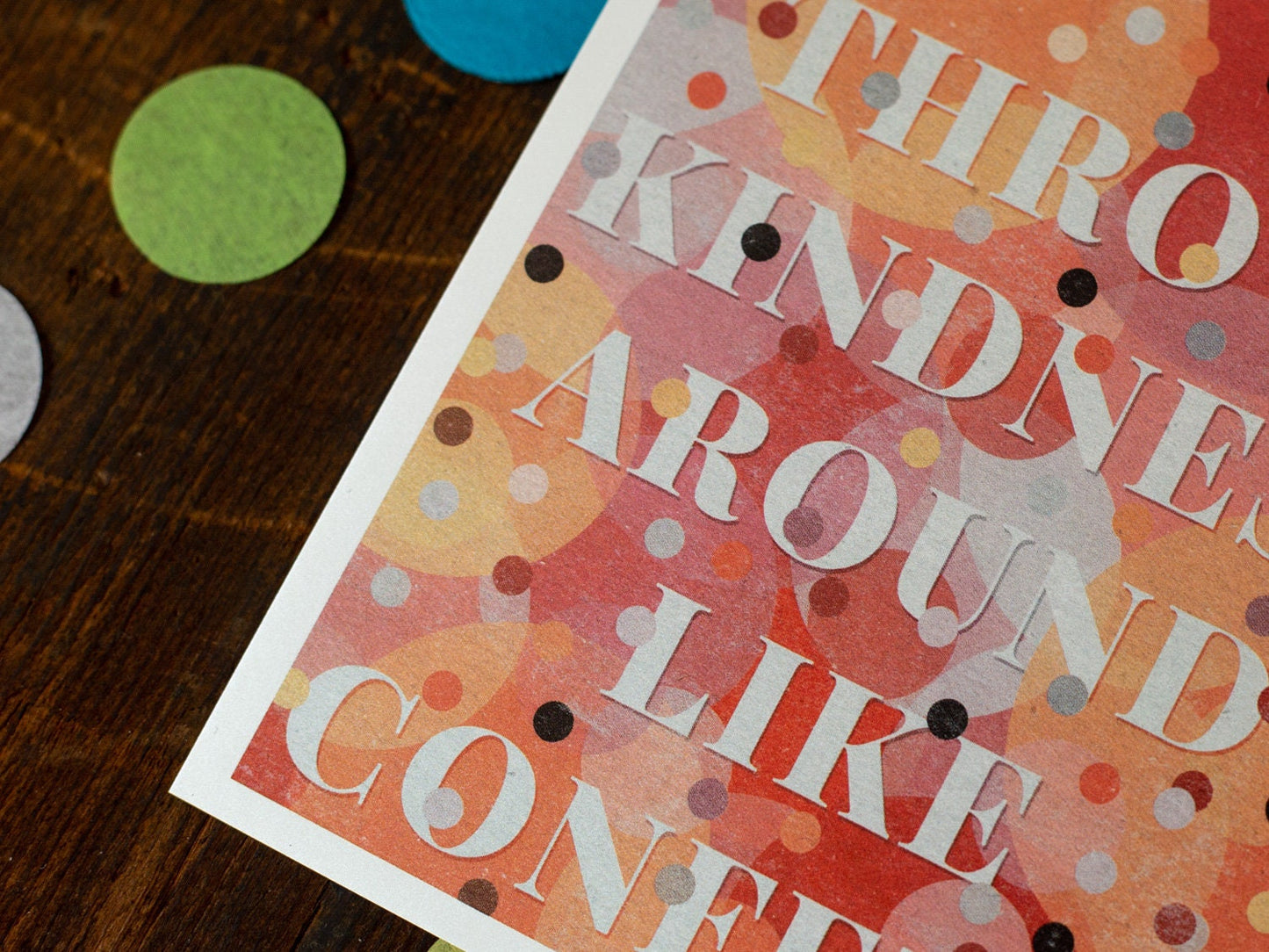 Postkarte ›throw KINDNESS around LIKE CONFETTI‹ mit Kuvert, Botschaft, Quote, schimmernd