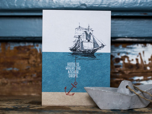 Klappkarte ›Home is where the anchor drops‹; Einzug, Umzug, Gastgeschenk, Zuhause, Heimat, Schiff, Anker, Quote, Glückwunsch