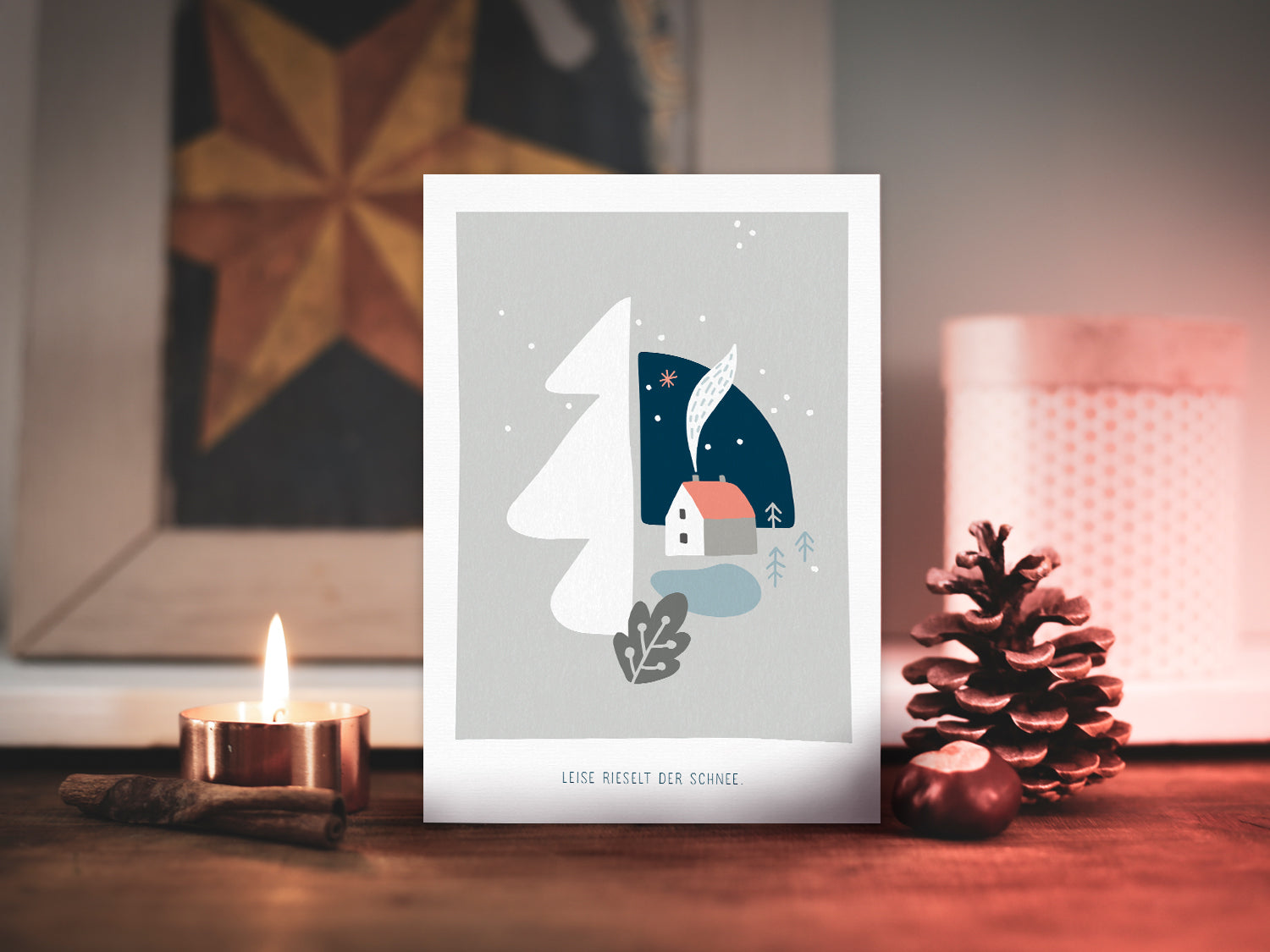 Weihnachtskarte im Scandi Nordic Stil als kleiner Postkartengruß, illustriert mit einer ruhigen, verschneiten Winterlandschaft und dem Spruch »Leise rieselt der Schnee«, in sanften Pastellfarben.  Postkarte: DIN A6 Druck: 4/1-farbig, Offsetdruck   Karton: Offsetkarton, 400g/qm (natürliche Haptik)   Briefumschlag: weiß, nassklebend