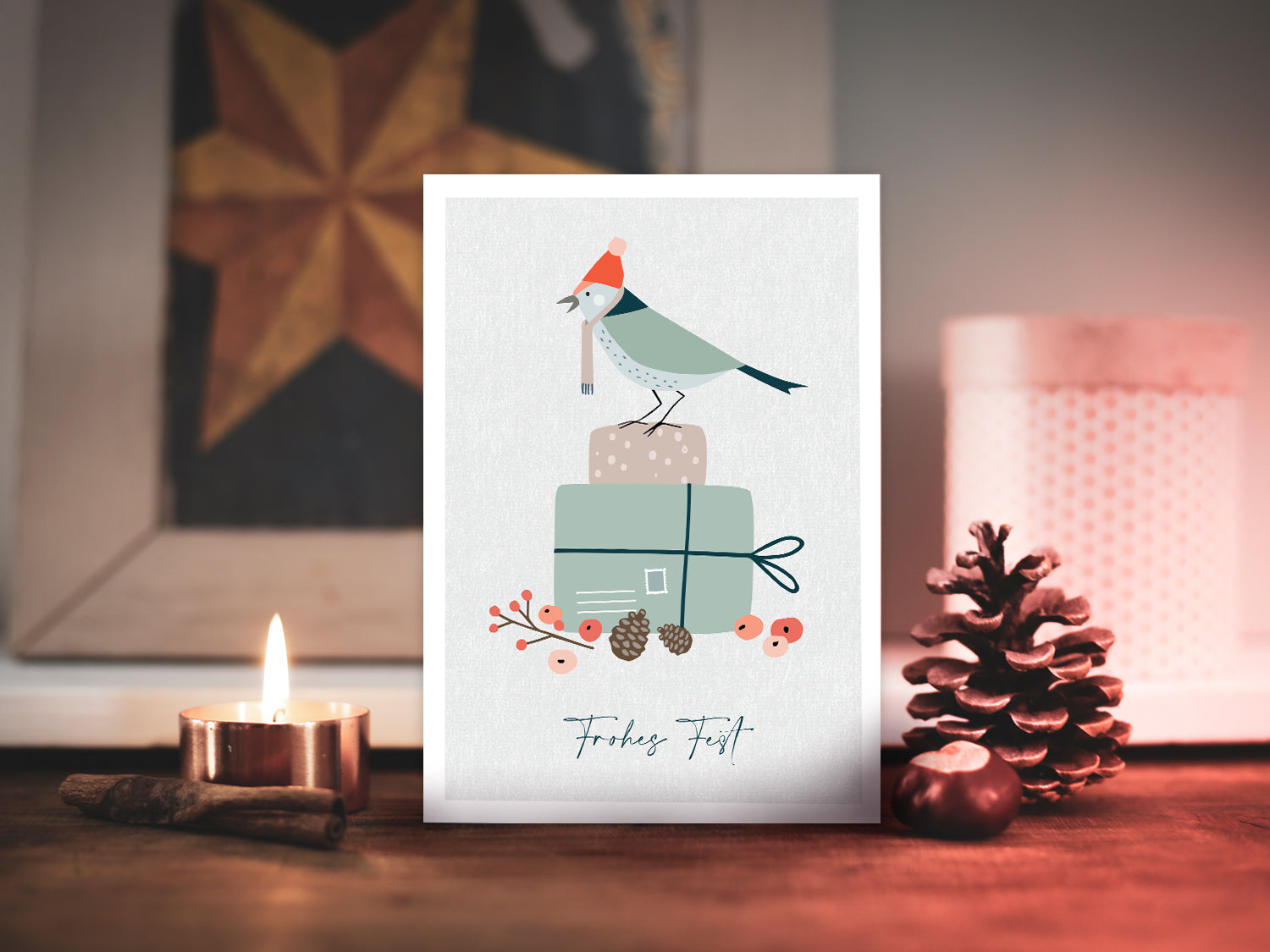 Weihnachtskarte im Scandi Nordic Stil als kleiner Postkartengruß, illustriert mit einem Vogel auf einem Geschenk und dem Wunsch nach einem "Frohen Fest".  Postkarte: DIN A6 Druck: 4/1-farbig, Offsetdruck   Karton: Offsetkarton, 400g/qm (natürliche Haptik)   Briefumschlag: weiß, nassklebend