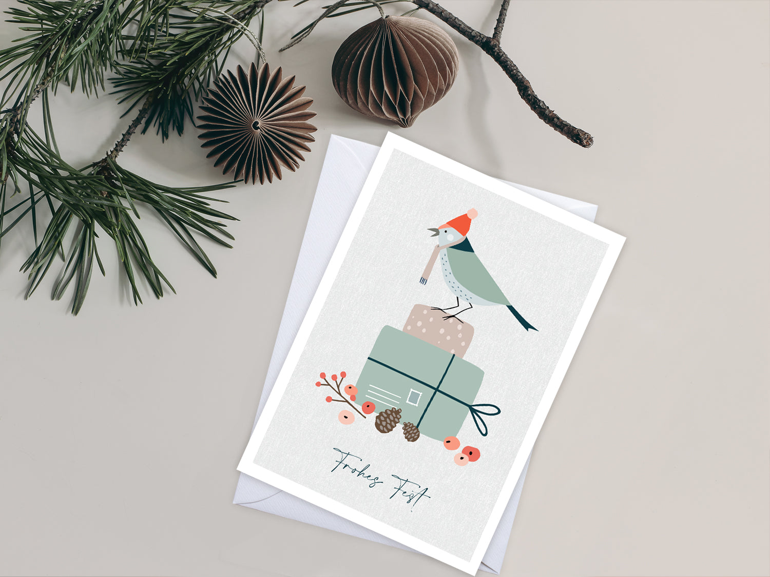 Weihnachtskarte im Scandi Nordic Stil als kleiner Postkartengruß, illustriert mit einem Vogel auf einem Geschenk und dem Wunsch nach einem "Frohen Fest".  Postkarte: DIN A6 Druck: 4/1-farbig, Offsetdruck   Karton: Offsetkarton, 400g/qm (natürliche Haptik)   Briefumschlag: weiß, nassklebend