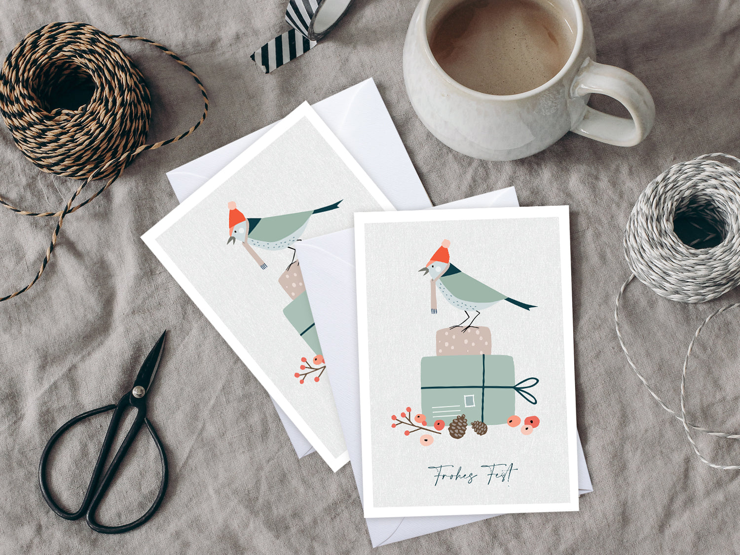 Weihnachtskarte im Scandi Nordic Stil als kleiner Postkartengruß, illustriert mit einem Vogel auf einem Geschenk und dem Wunsch nach einem "Frohen Fest".  Die gedeckten Pastellfarben und der minimalistischem Nordic Design Stil zaubert dieser Weihnachtsgruß eine gemütliche Atmosphäre unter deinen Tannenbaum.