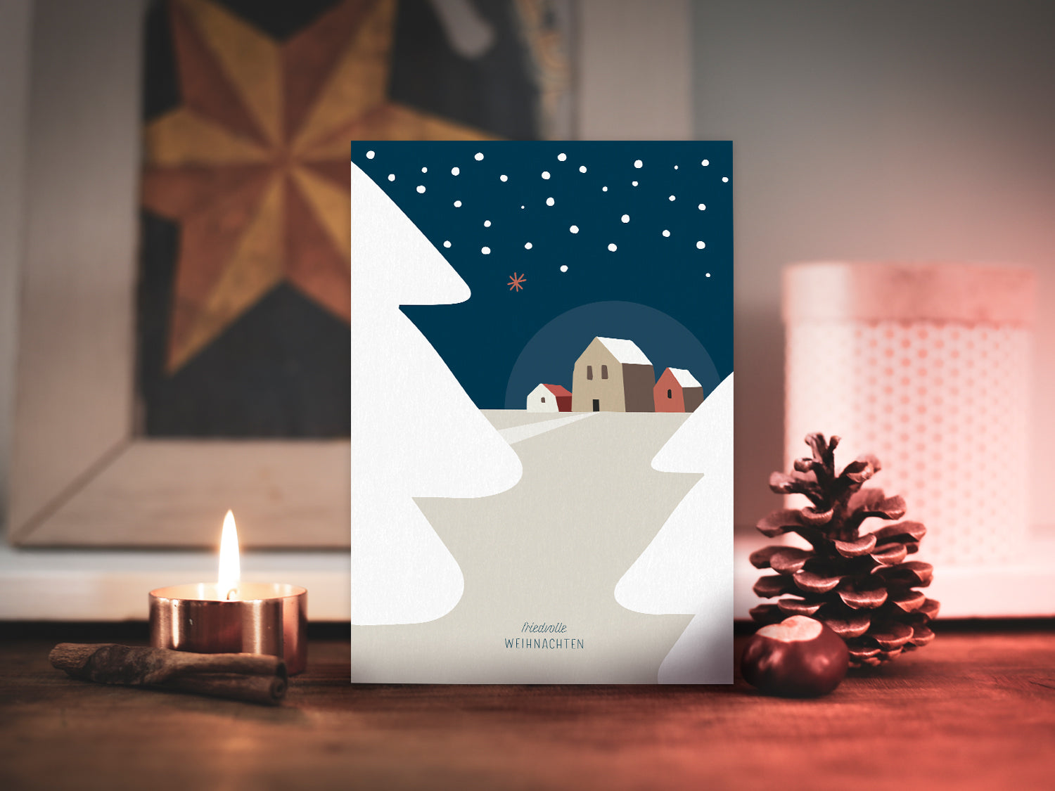 Weihnachtskarte im Scandi Nordic Stil als kleiner Postkartengruß, illustriert mit einer ruhigen, verschneiten Winterlandschaft und dem Wunsch nach "friedvollen Weihnachten".  Postkarte: DIN A6 Druck: 4/1-farbig, Offsetdruck   Karton: Offsetkarton, 400g/qm (natürliche Haptik)   Briefumschlag: weiß, nassklebend